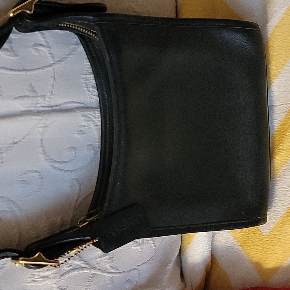 Vintage Coach legacy black leather zip shoulder crossbody.